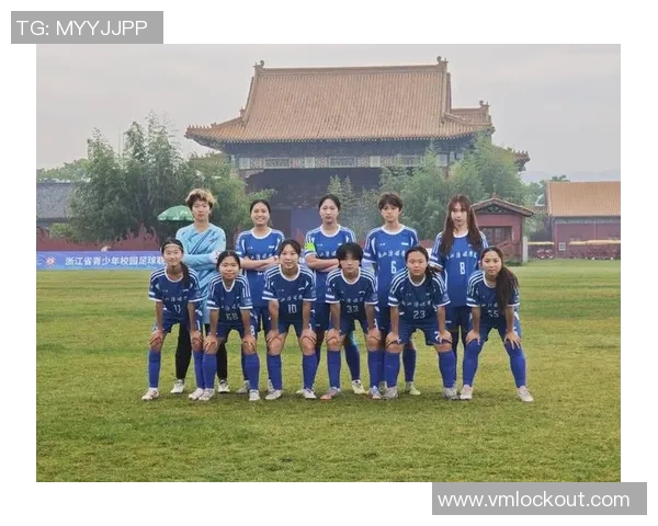 足球明星化身老人踢球展现青春活力与运动精神的精彩瞬间