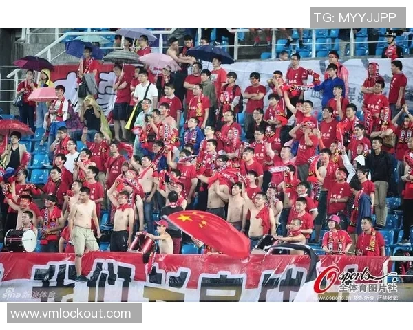 足球明星热情拥抱国足展现团结力量感动无数球迷瞬间回顾